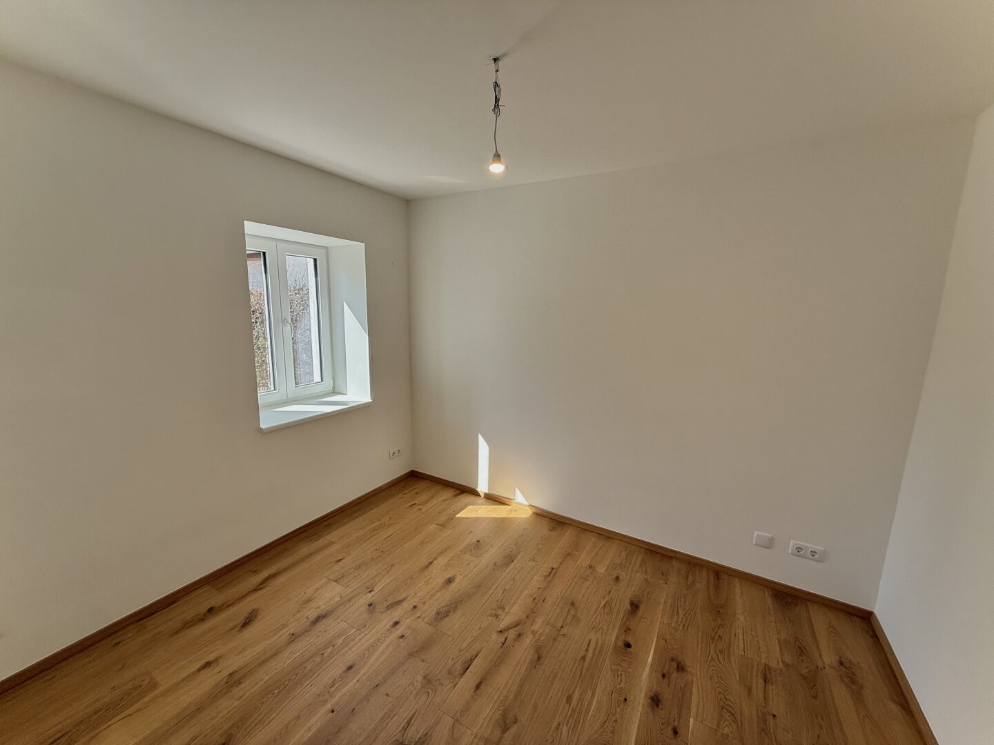 Lichtdurchflutete Erstbezugswohnung mit Garten!