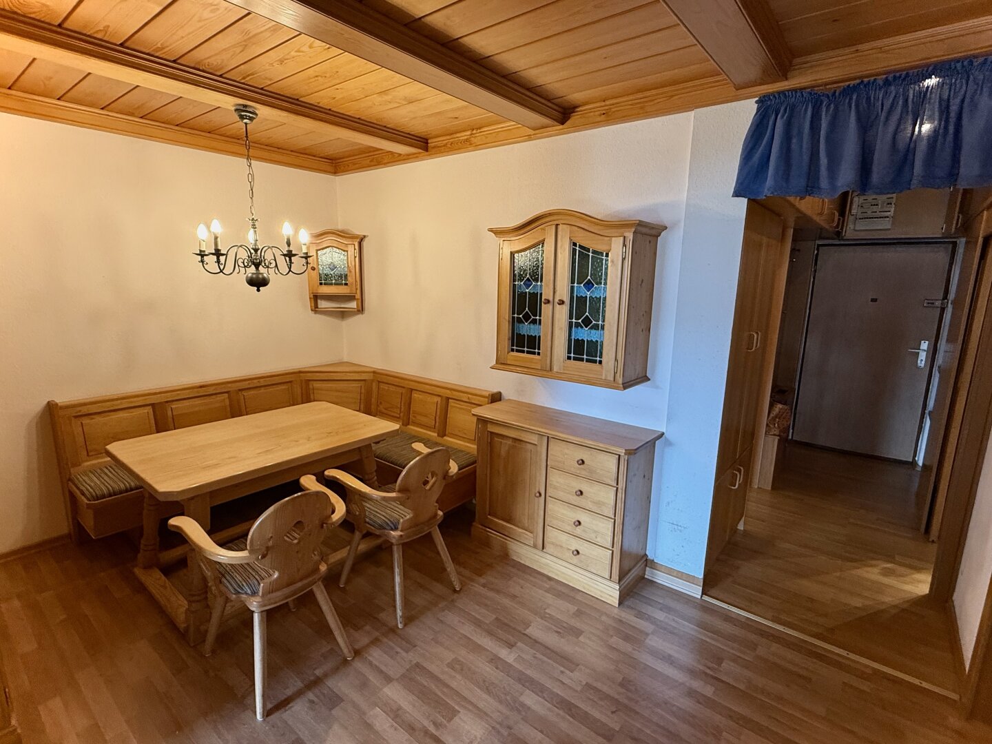Lichtdurchflutete Wohnung mit zentraler Raumaufteilung!