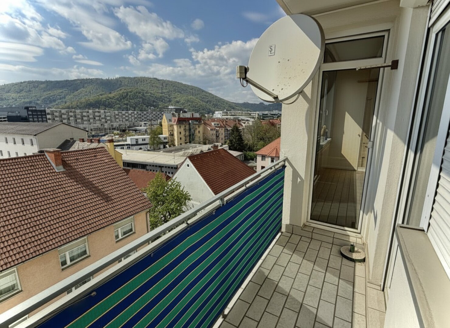 Lichtdurchflutete Wohnung mit zentraler Raumaufteilung!