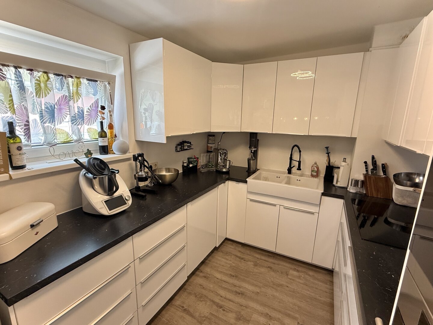 Moderne und lichtdurchflutete Wohnung in idealer Familienlage!
