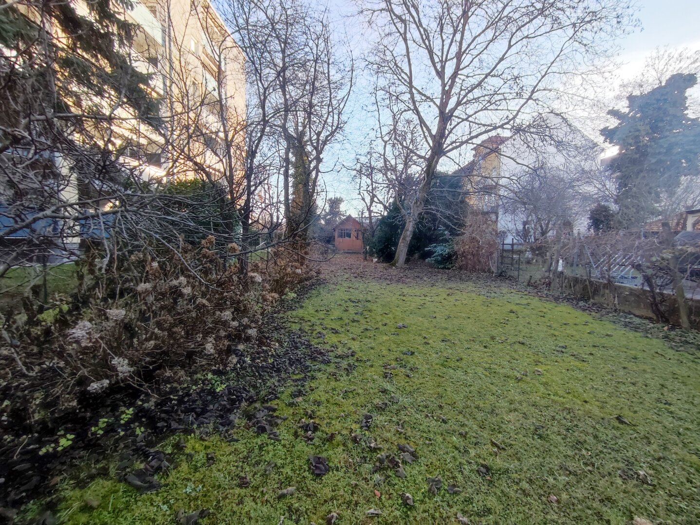 Ebener Baugrund in zentraler Lage!