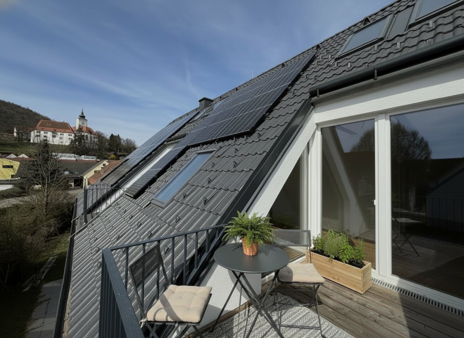 Charmanter Neubau mit traumhaftem Balkon im Grünen!