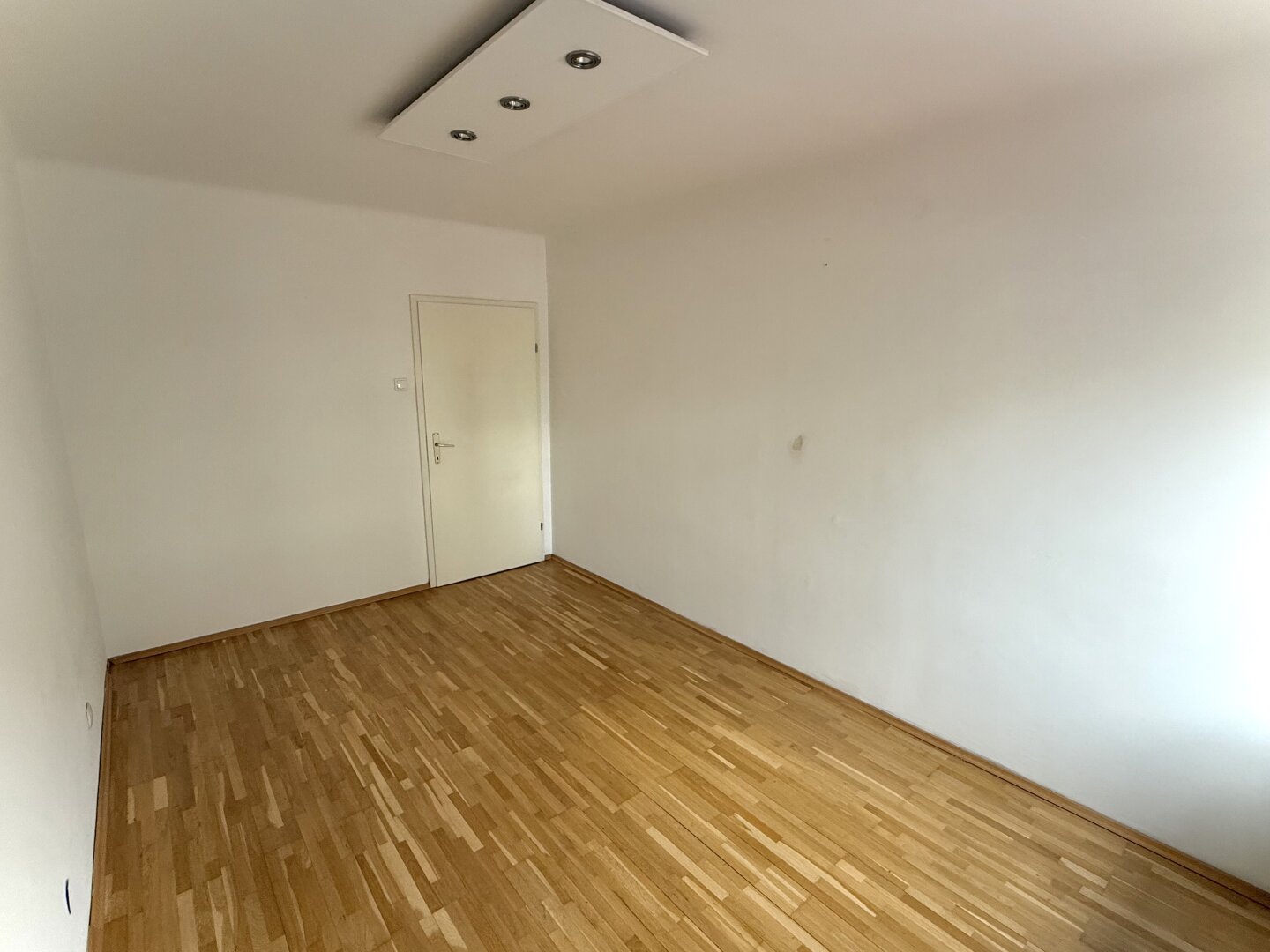 Lichtdurchflutete Räumlichkeiten mit Balkon in Bestlage!