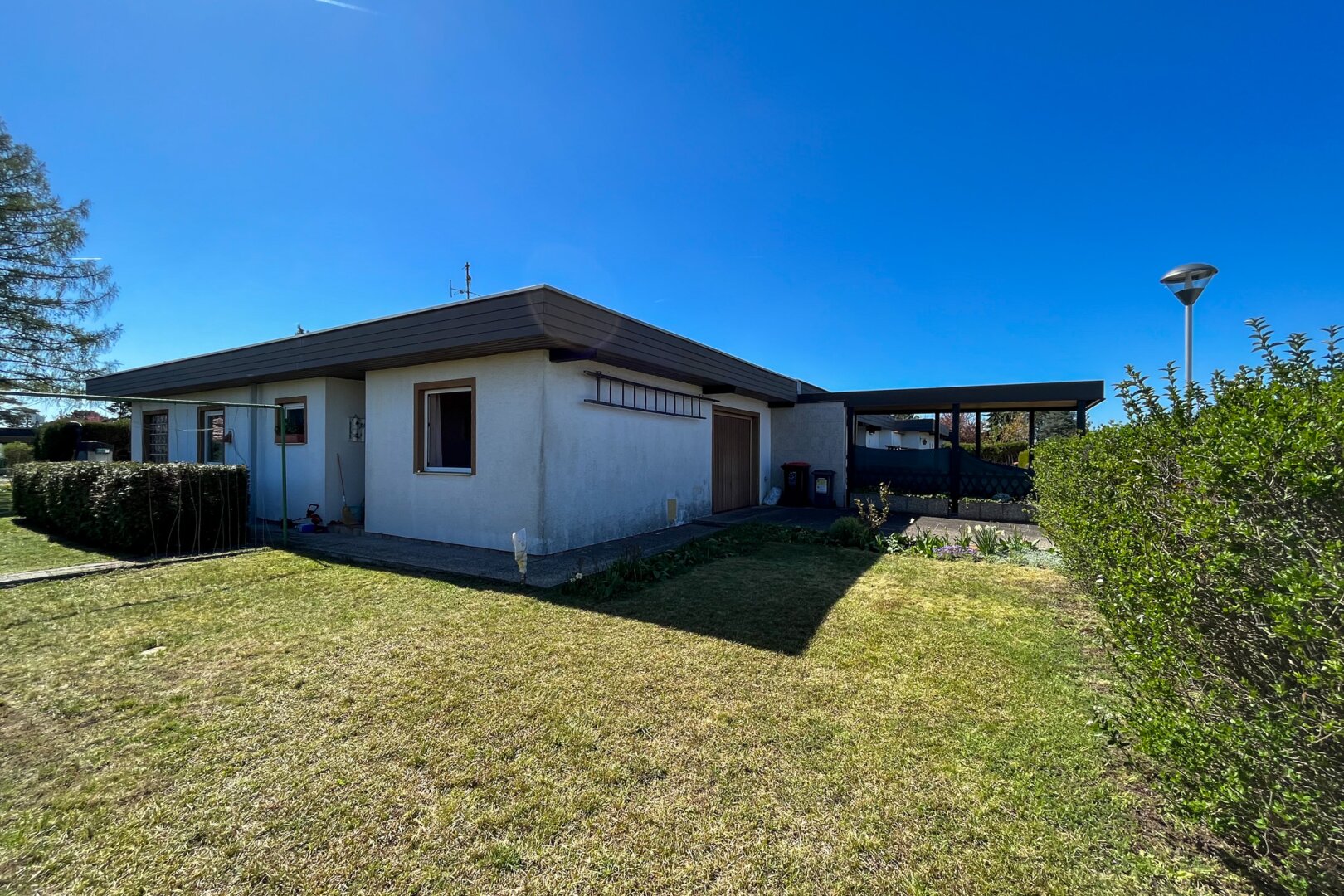 nordöstliche Hausansicht mit Vorgarten