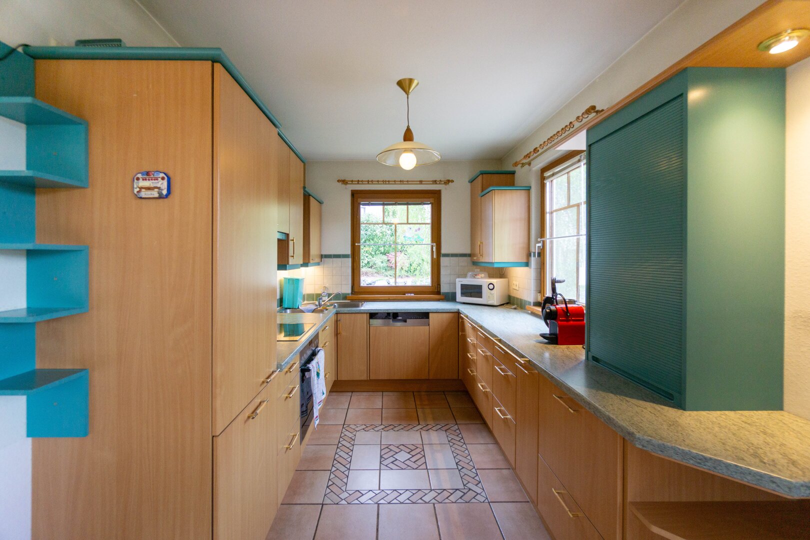 Küche mit Einbaugeräten