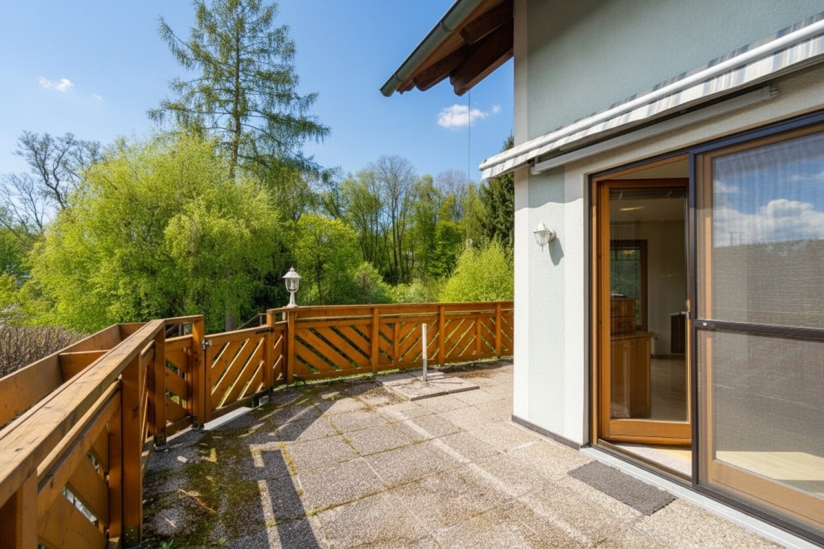 sonnige Terrasse mit Stiege in den Garten