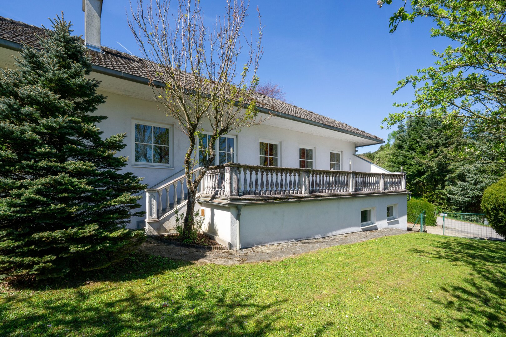 Ostterrasse mit Balustrade und Lagerräumen darunter