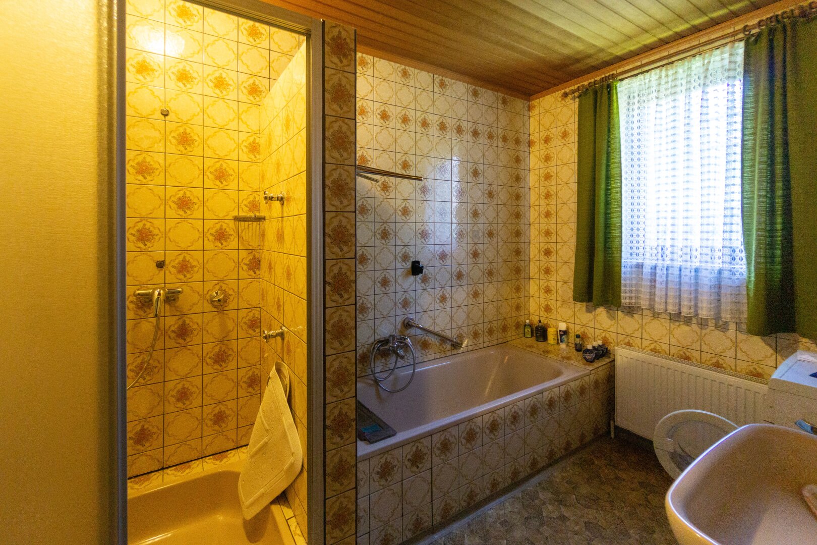 Badezimmer mit Wanne und Dusche EG