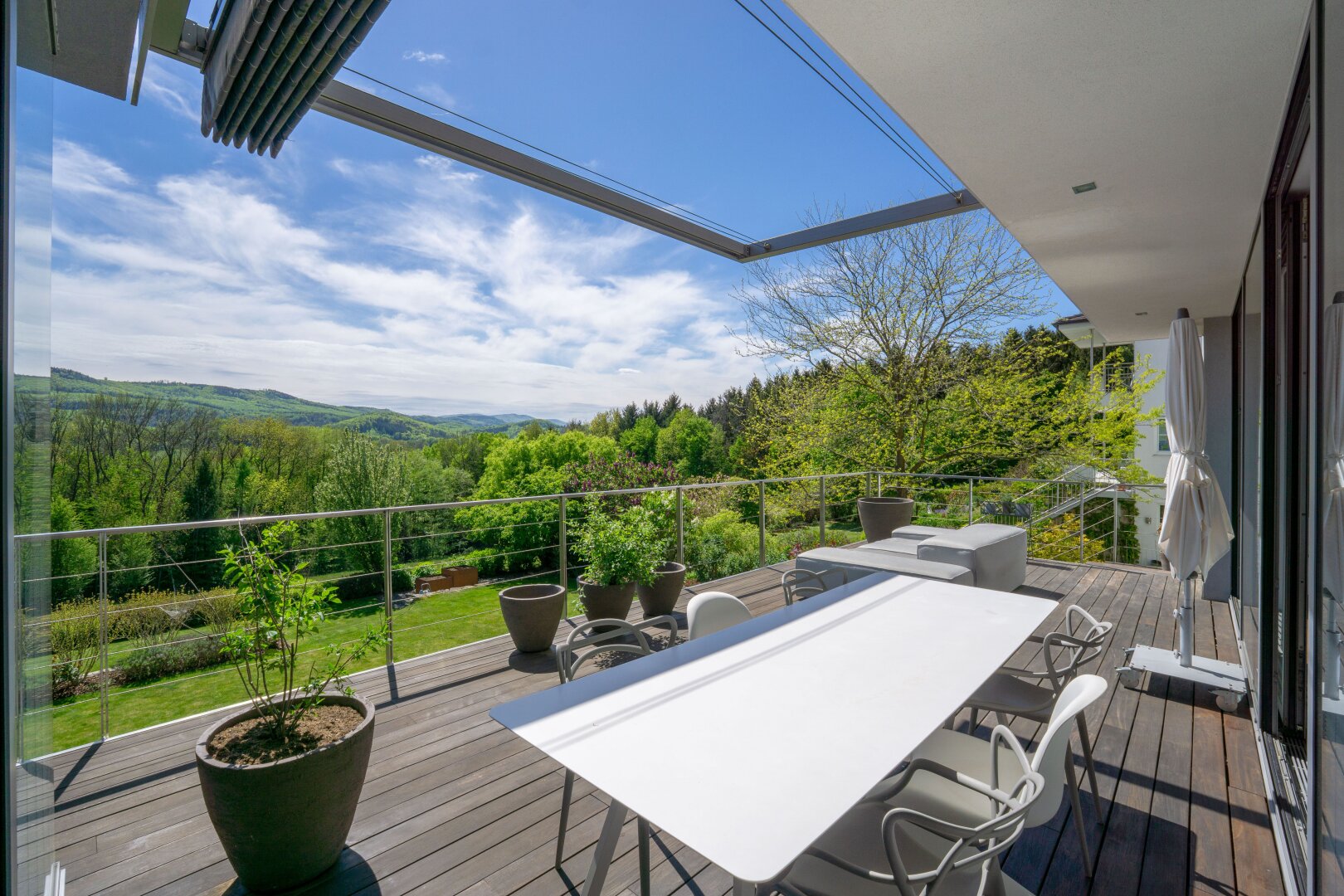 Terrasse mit unverbautem Grünblick