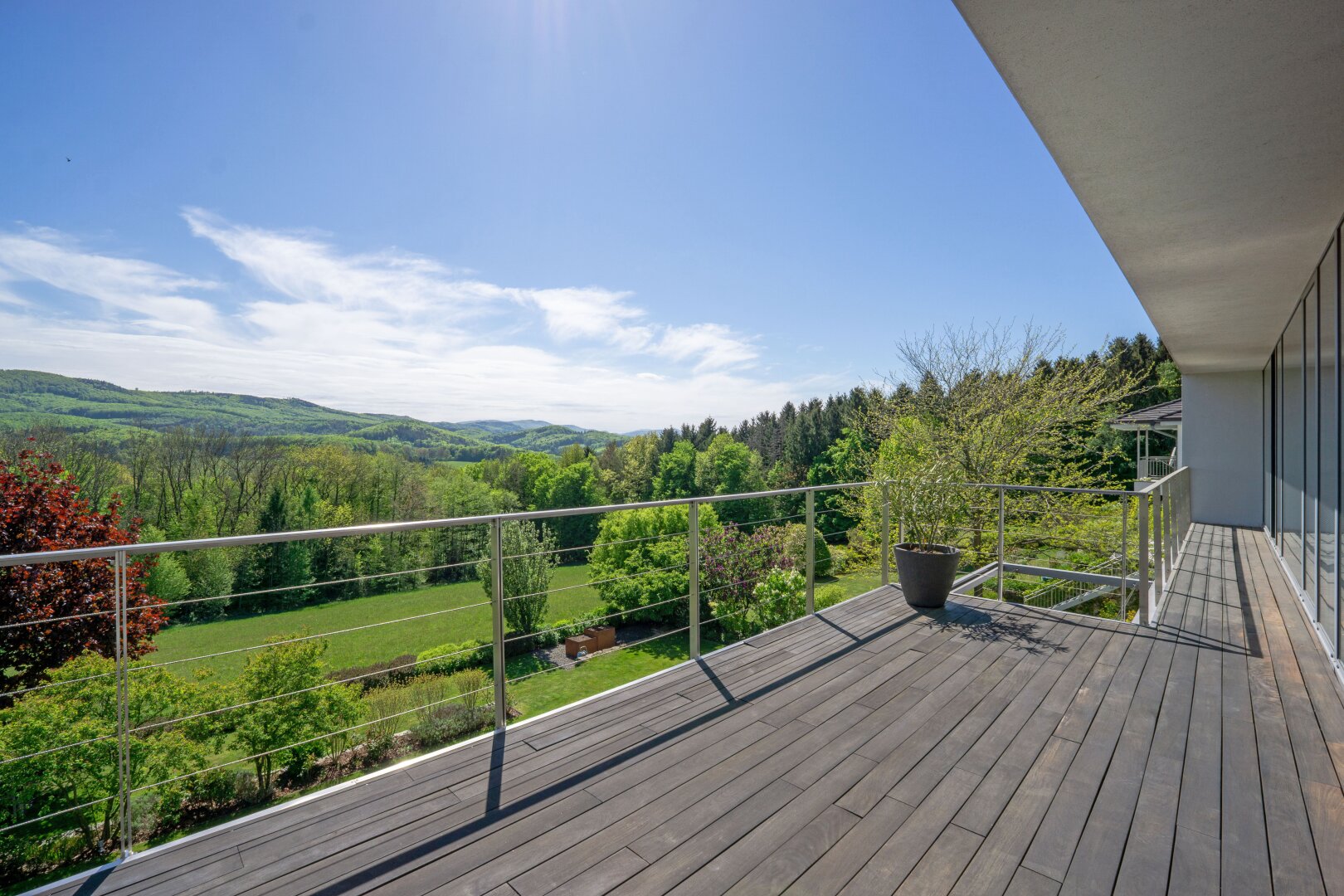 Südseitige Terrasse im Obergeschoß