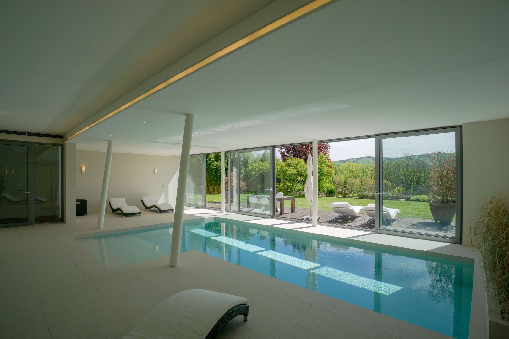 Indoor-Poollandschaft mit direktem Gartenausgang