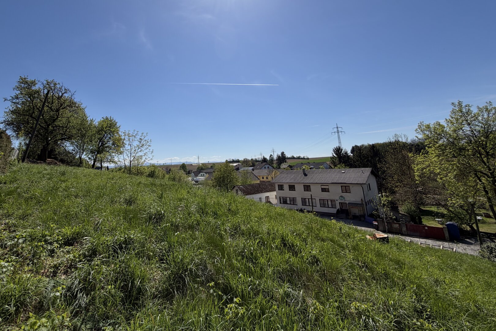 Grundstück mit Westausrichtung -  Leben am Land mit den Vorteilen einer Stadt: