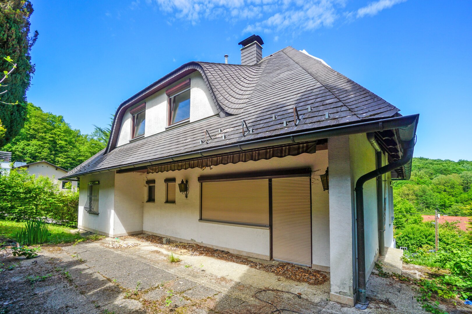 Hausansicht mit Gartenterrasse