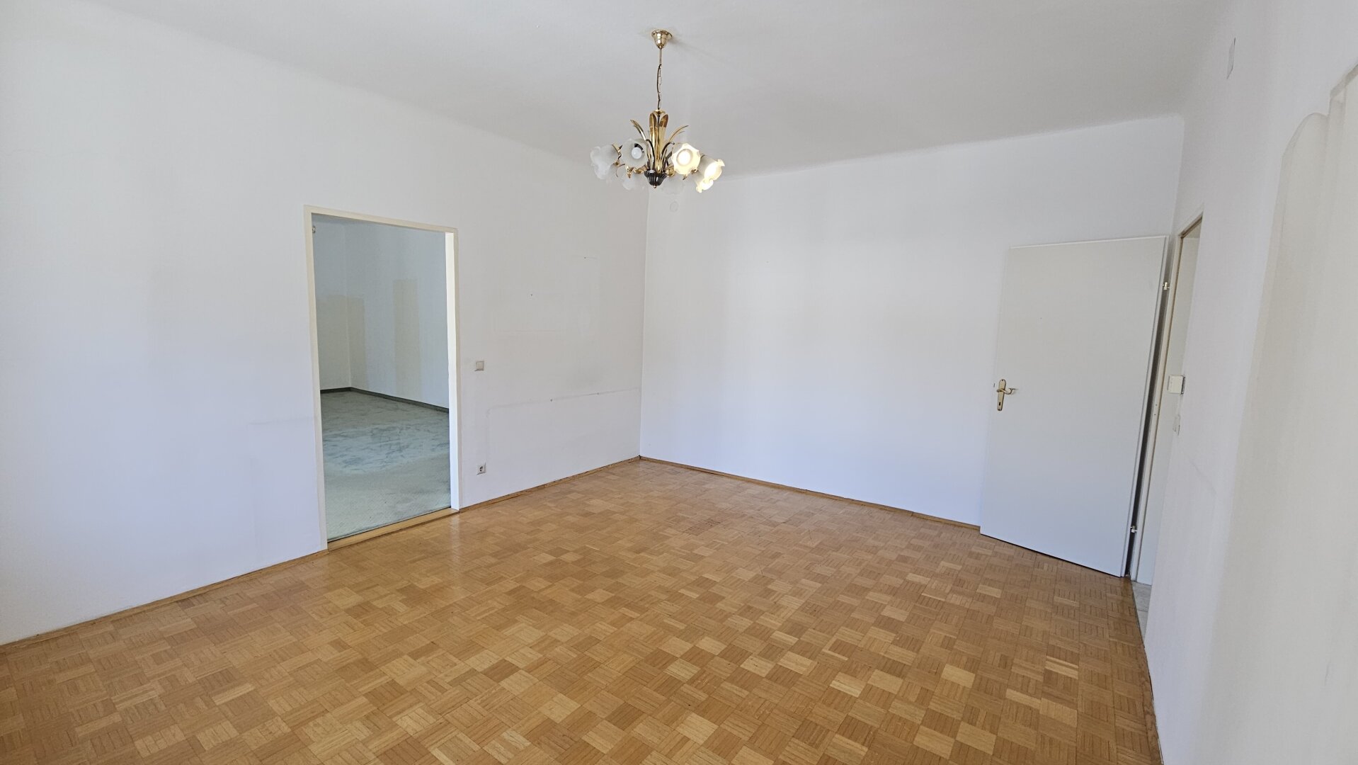 Ruhige sonnige 2-Zimmer-Wohnung mit Potenzial - PRAGER STRASSE