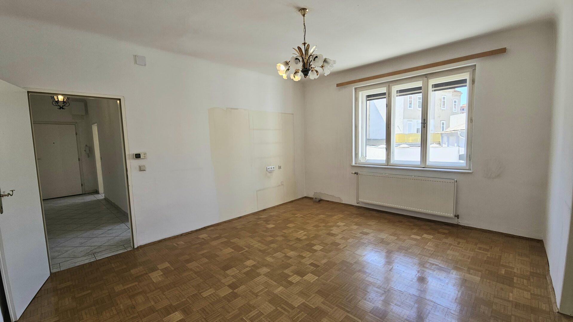 Ruhige sonnige 2-Zimmer-Wohnung mit Potenzial - PRAGER STRASSE