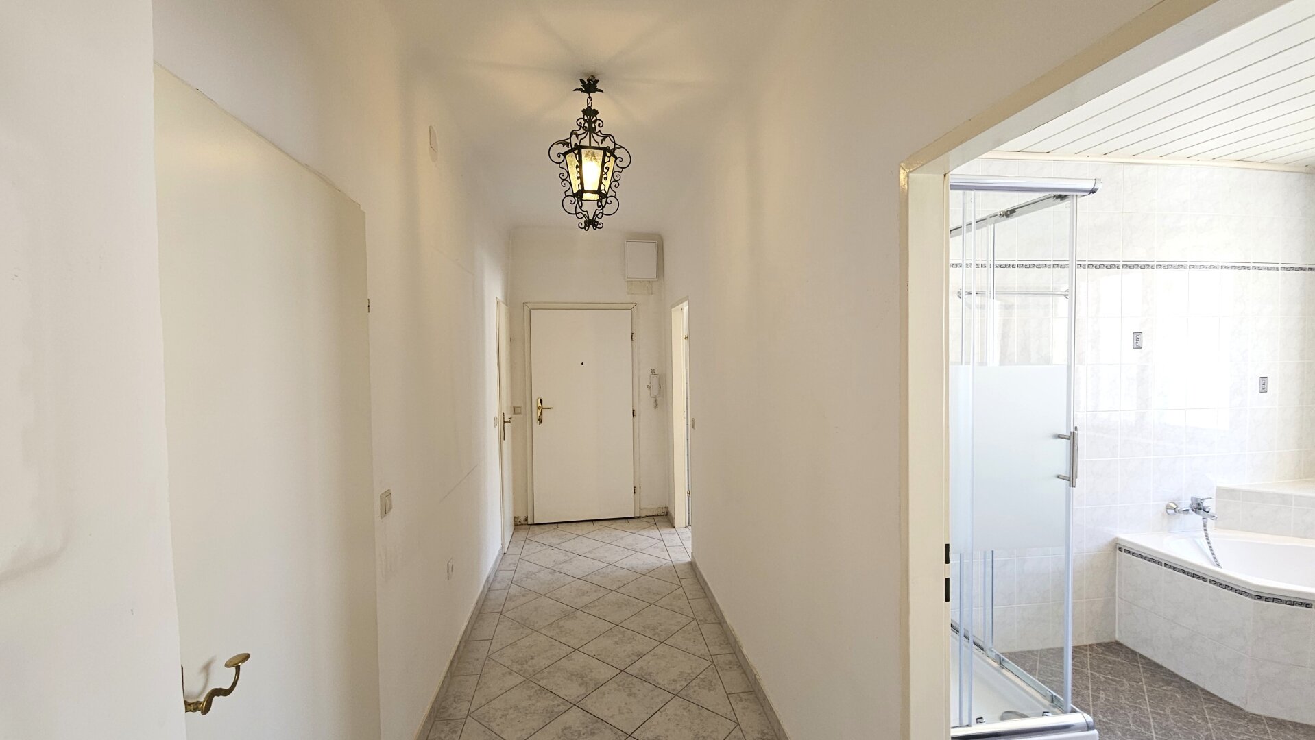 Ruhige sonnige 2-Zimmer-Wohnung mit Potenzial - PRAGER STRASSE