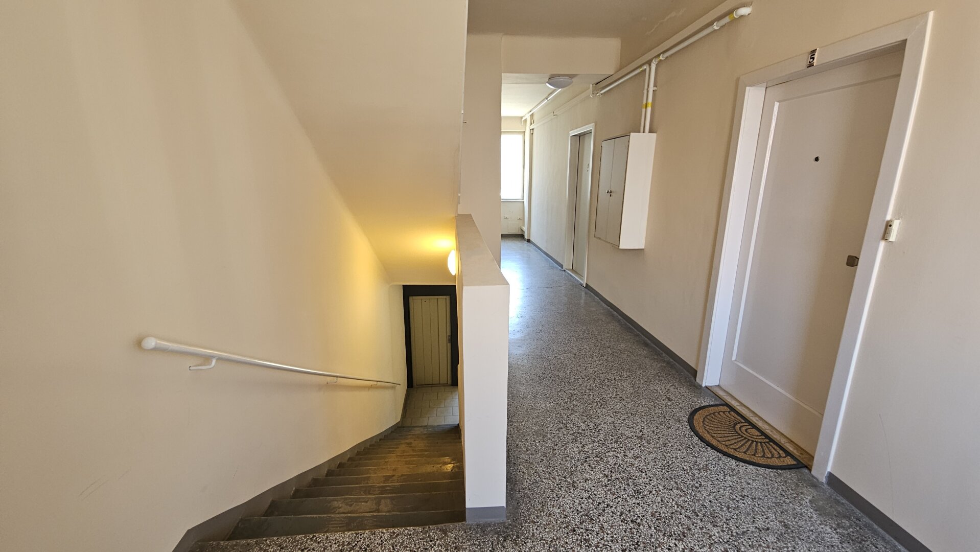 Ruhige sonnige 2-Zimmer-Wohnung mit Potenzial - PRAGER STRASSE