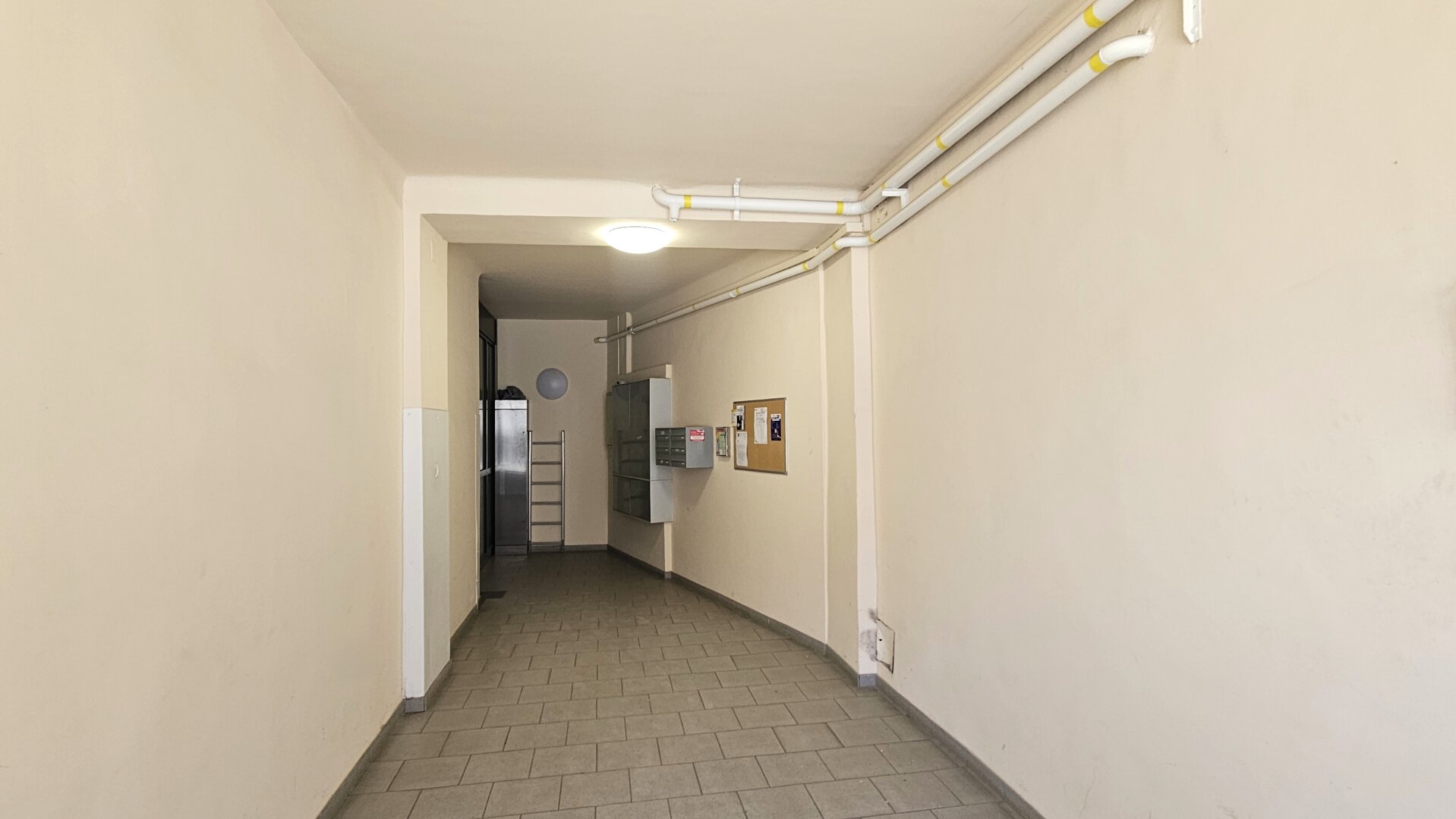 Ruhige sonnige 2-Zimmer-Wohnung mit Potenzial - PRAGER STRASSE