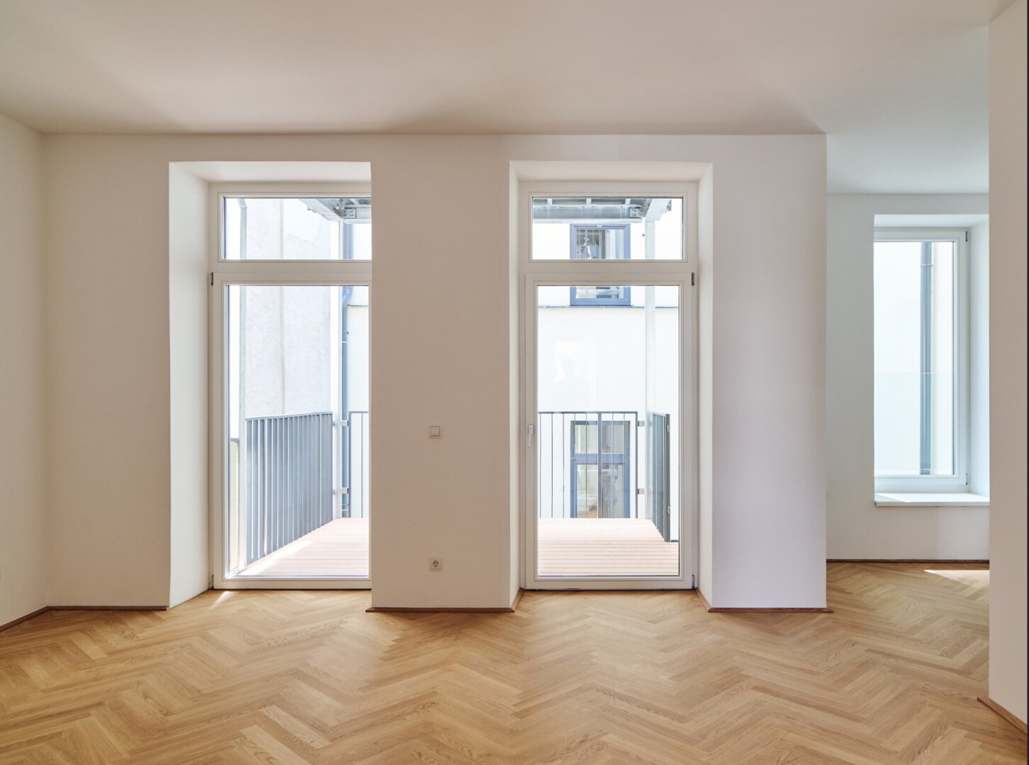 Seltenheit! 3Zi Altbauwohnung mit 2 Balkonen im Erstbezug - Hoher Standard!
