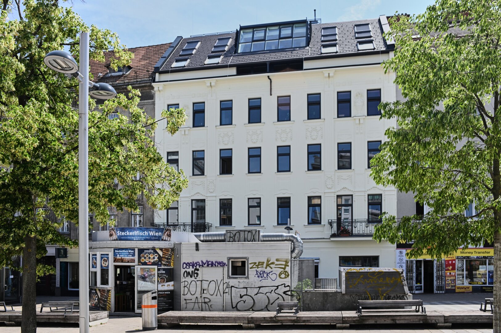 Seltenheit! 3Zi Altbauwohnung mit 2 Balkonen im Erstbezug - Hoher Standard!