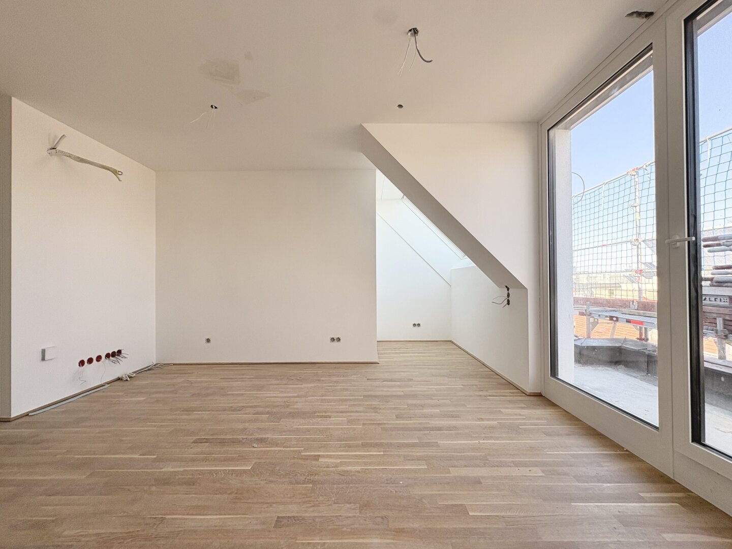 Lichtdurchflutete Dachgeschoss-Wohnung mit Terrasse & Klimaanlage im Erstbezug
