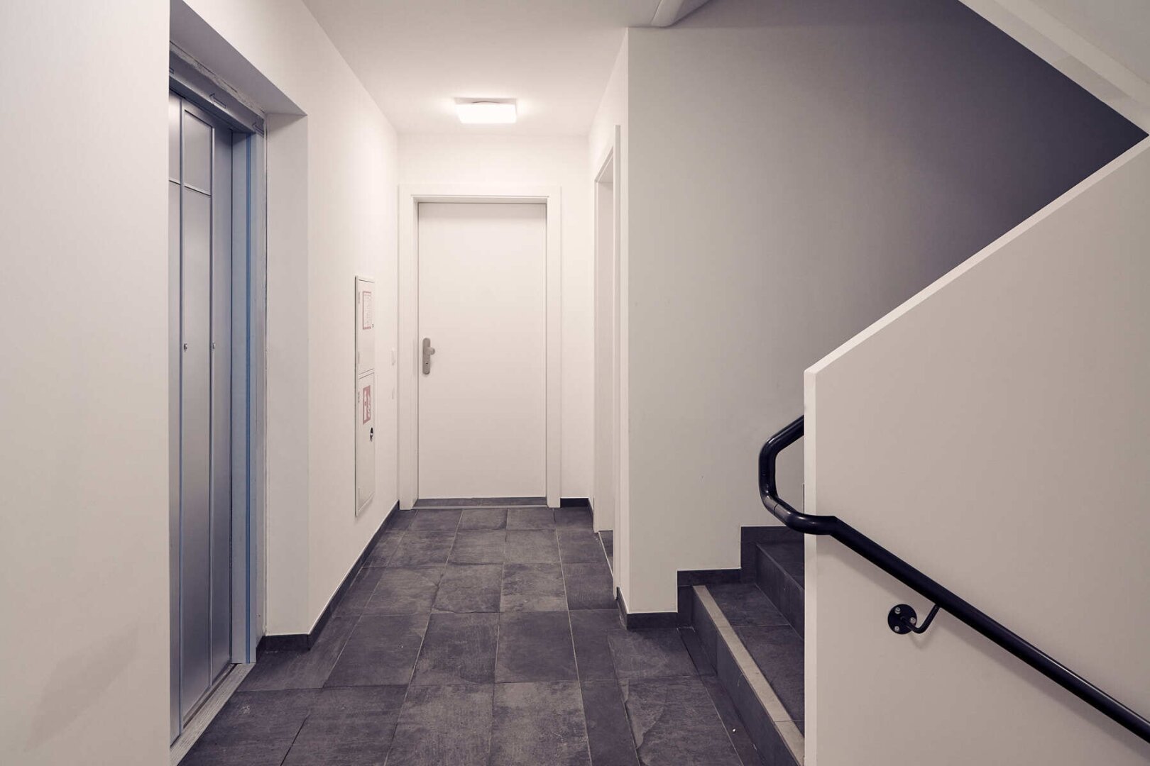 Lichtdurchflutete Dachgeschoss-Wohnung mit Terrasse & Klimaanlage im Erstbezug