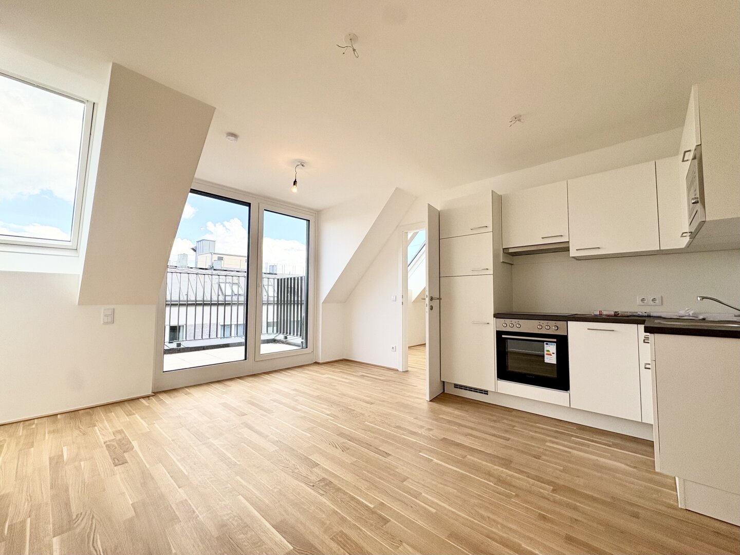 Erstbezug: 2-Zi DG-Wohnung mit Balkon, Terrasse & Fernblick