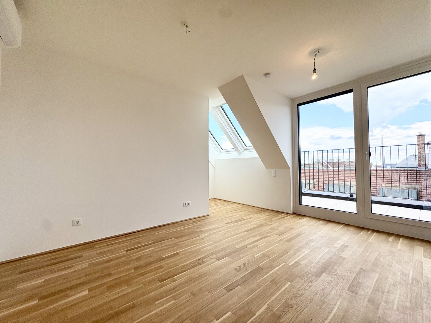 Erstbezug: 2-Zi DG-Wohnung mit Balkon, Terrasse & Fernblick