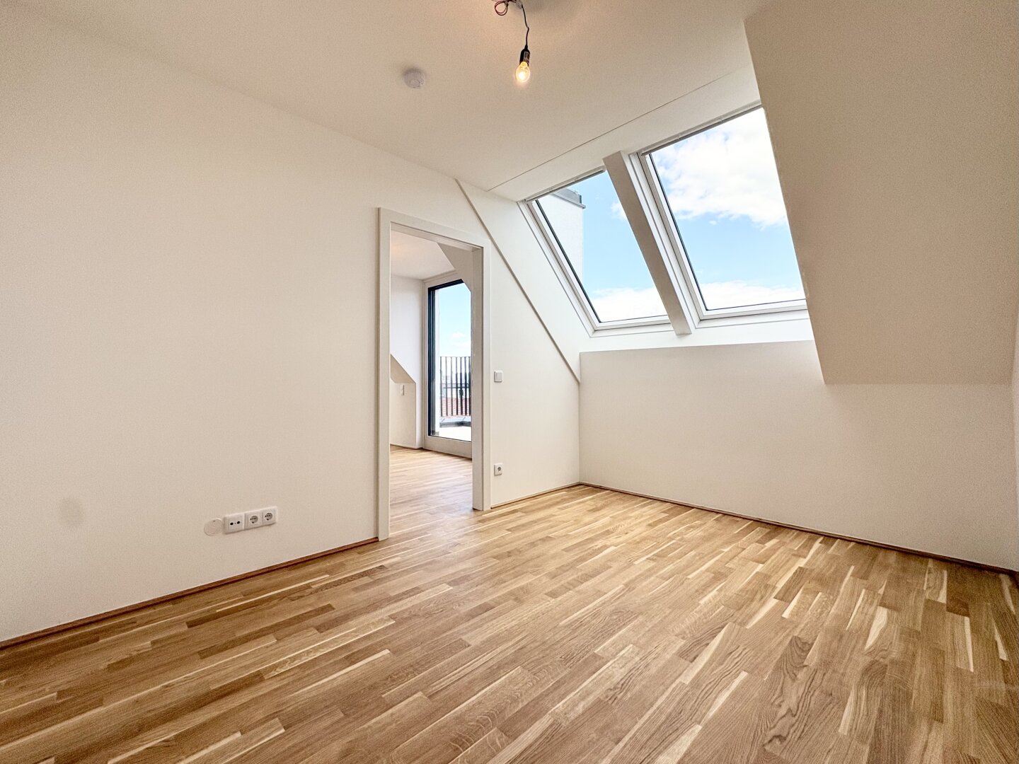 Erstbezug: 2-Zi DG-Wohnung mit Balkon, Terrasse & Fernblick