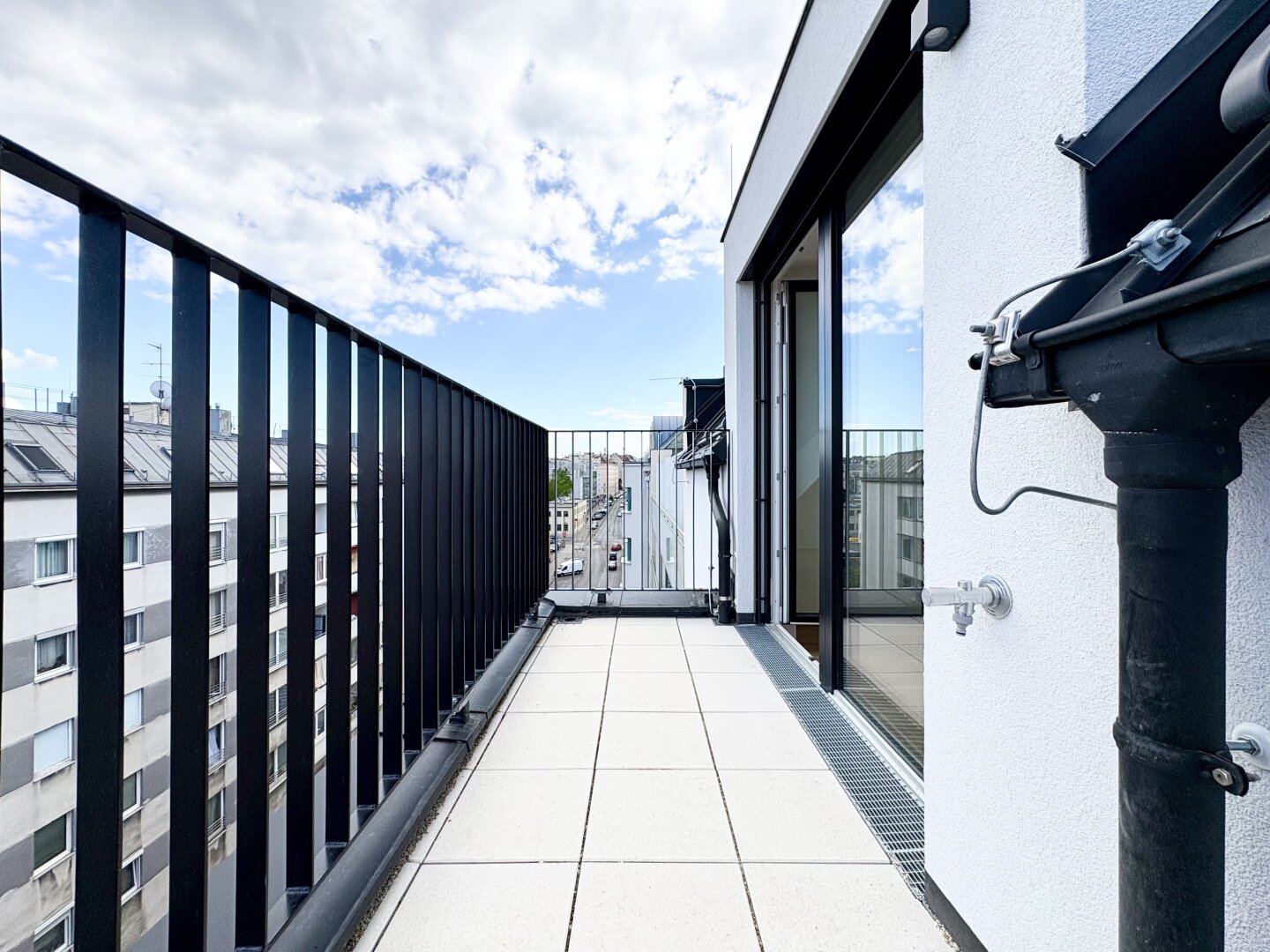 Erstbezug: 2-Zi DG-Wohnung mit Balkon, Terrasse & Fernblick