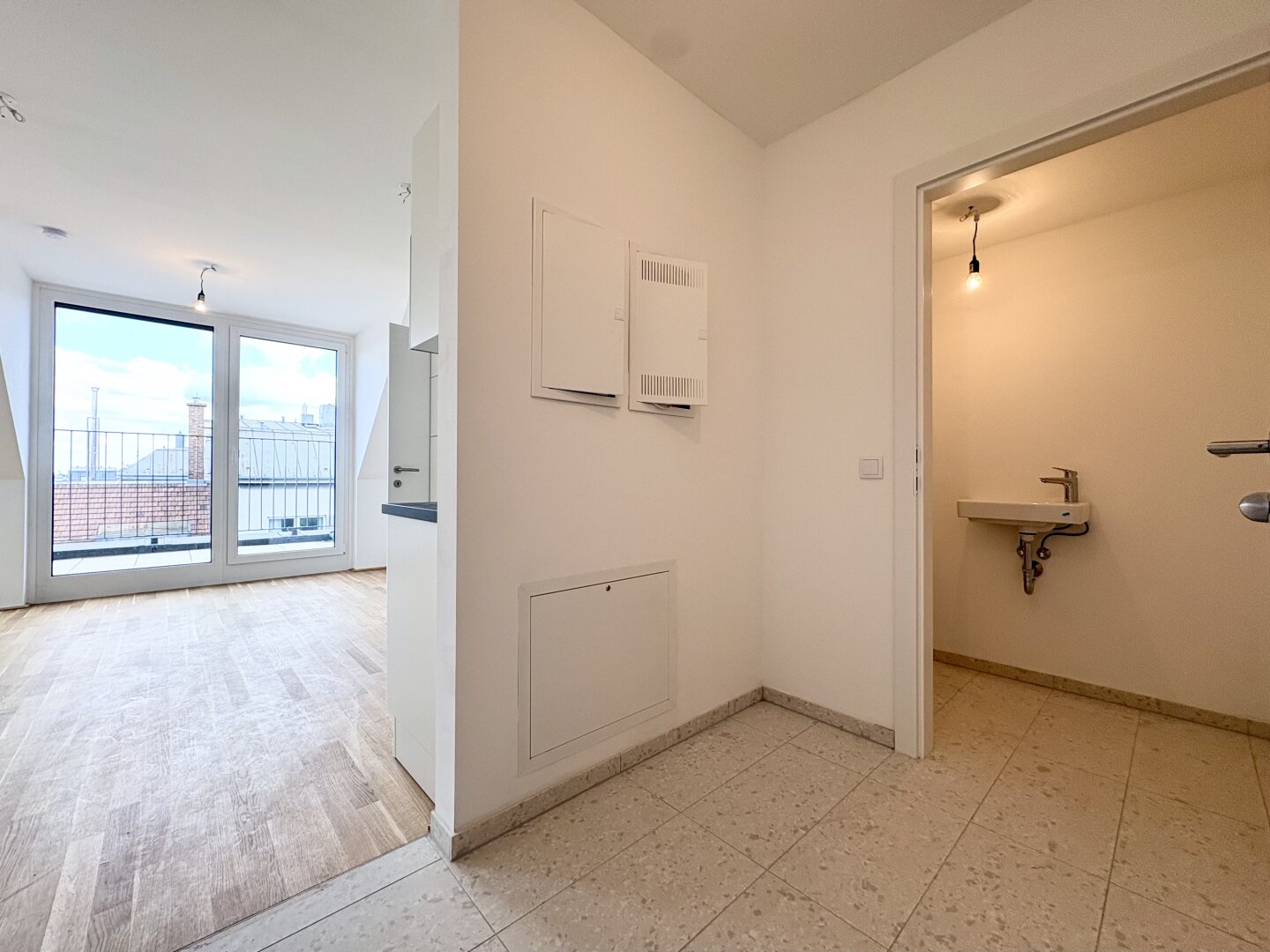Erstbezug: 2-Zi DG-Wohnung mit Balkon, Terrasse & Fernblick