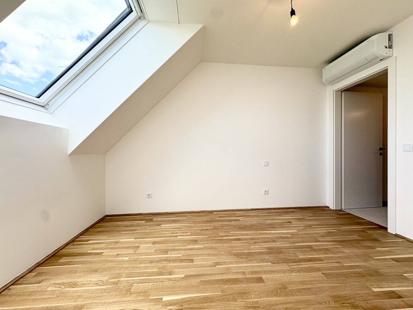 Erstbezug: 2-Zi DG-Wohnung mit Balkon, Terrasse & Fernblick