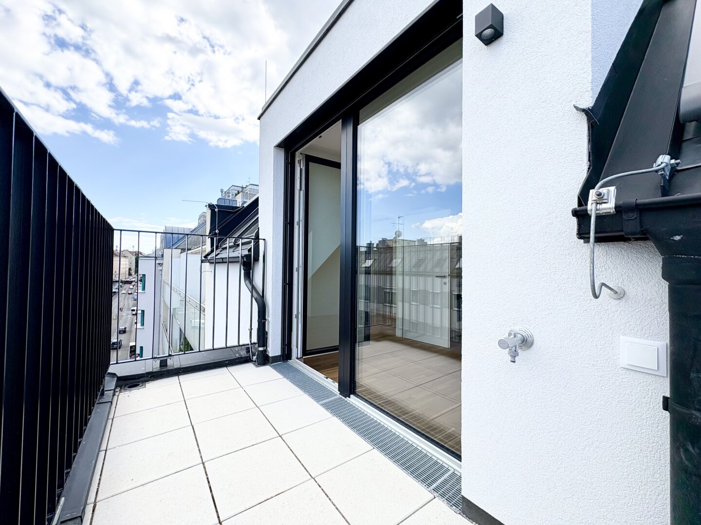 Erstbezug: 2-Zi DG-Wohnung mit Balkon, Terrasse & Fernblick