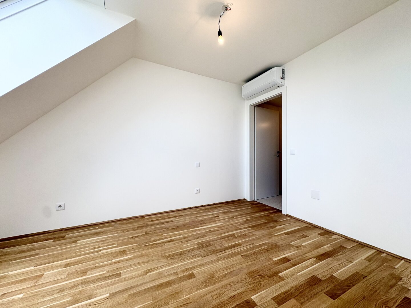 Erstbezug: 2-Zi DG-Wohnung mit Balkon, Terrasse & Fernblick