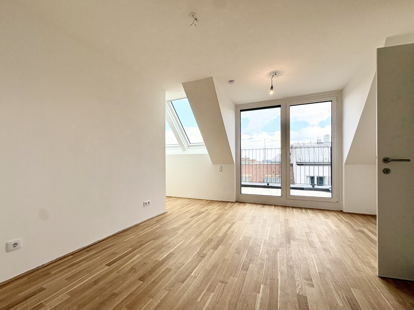 Erstbezug: 2-Zi DG-Wohnung mit Balkon, Terrasse & Fernblick