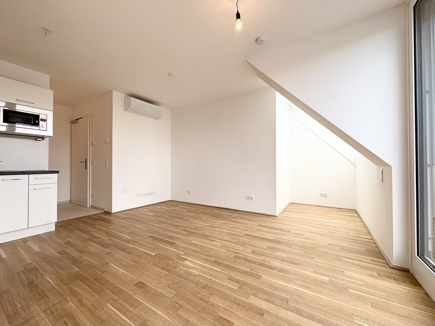 Erstbezug: 2-Zi DG-Wohnung mit Balkon, Terrasse & Fernblick