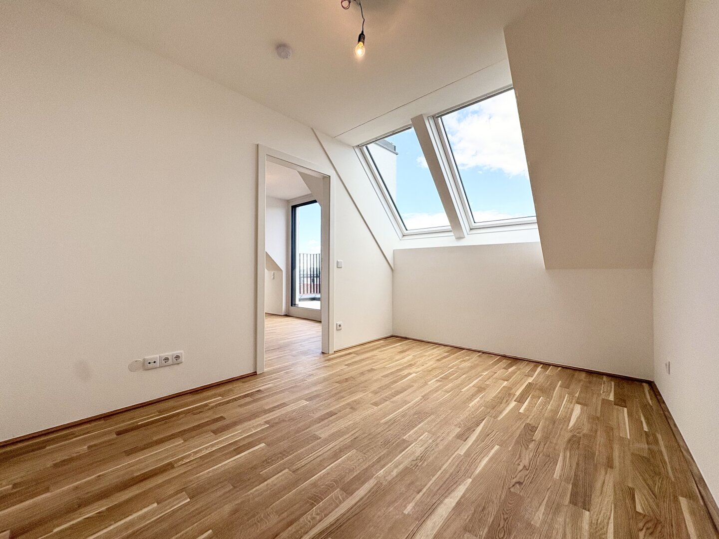 Erstbezug: 2-Zi DG-Wohnung mit Balkon, Terrasse & Fernblick