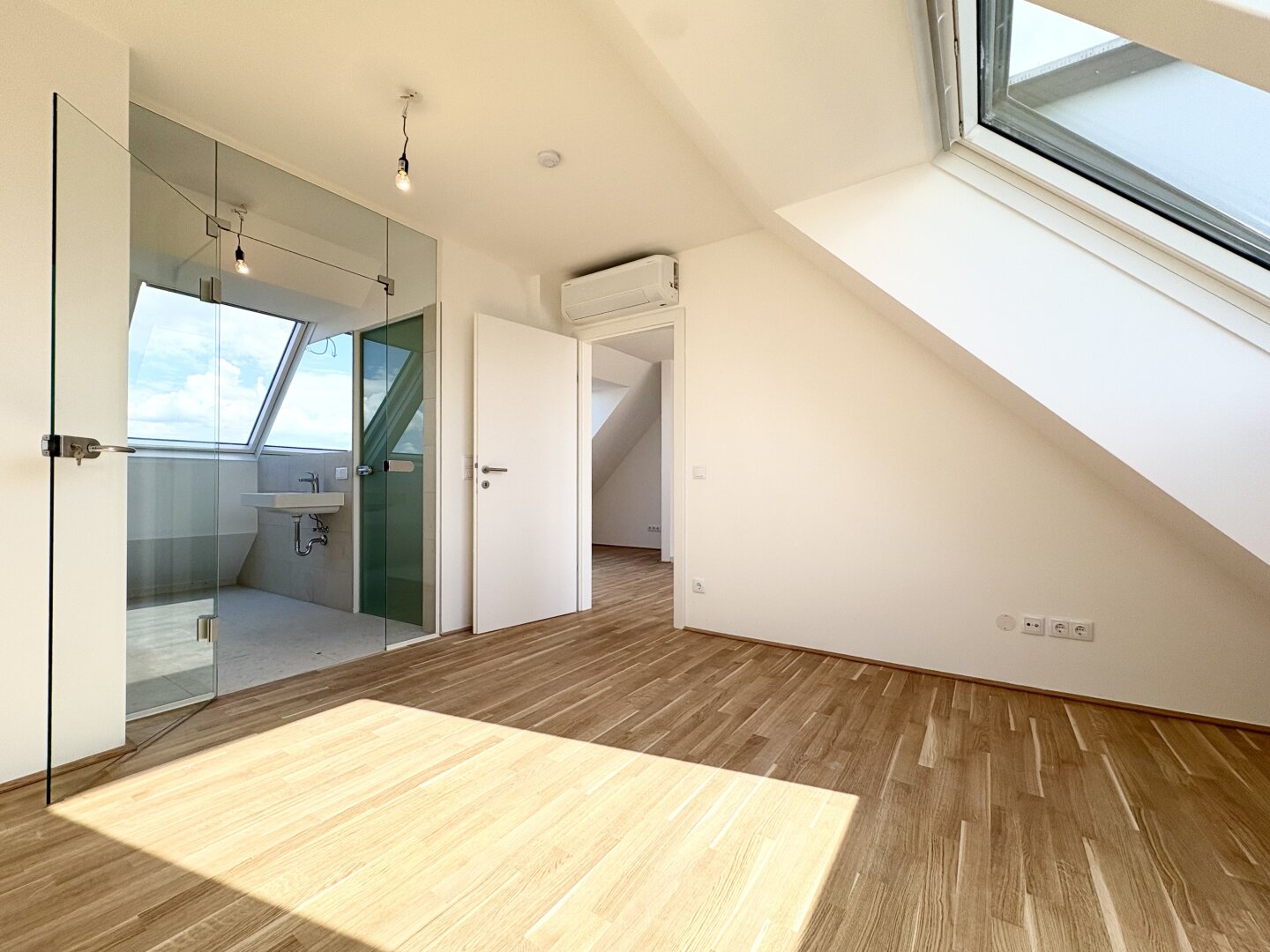 Traumhafte Dachgeschosswohnung mit Terrasse | Erstbezug|