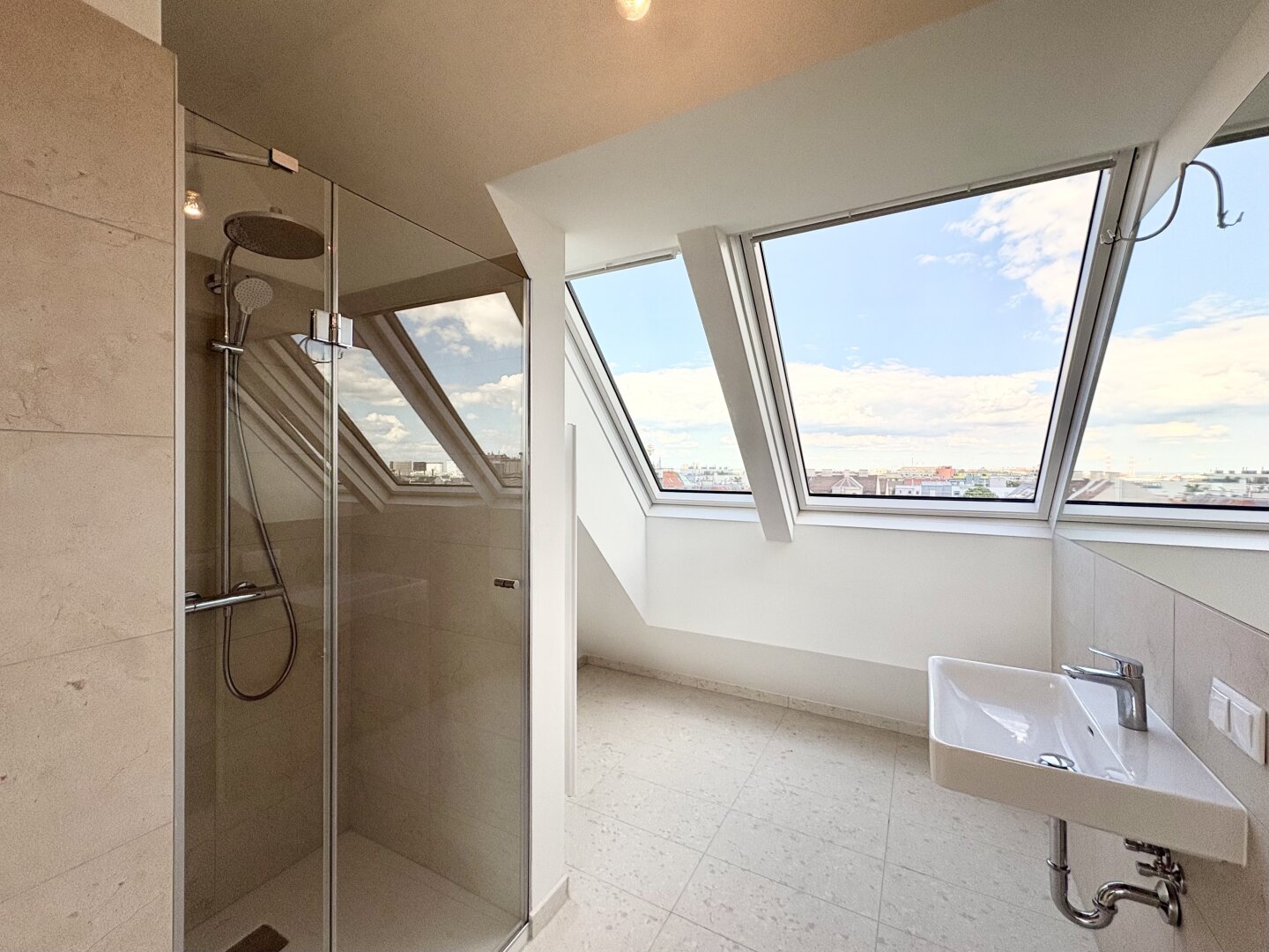 Traumhafte Dachgeschosswohnung mit Terrasse | Erstbezug|