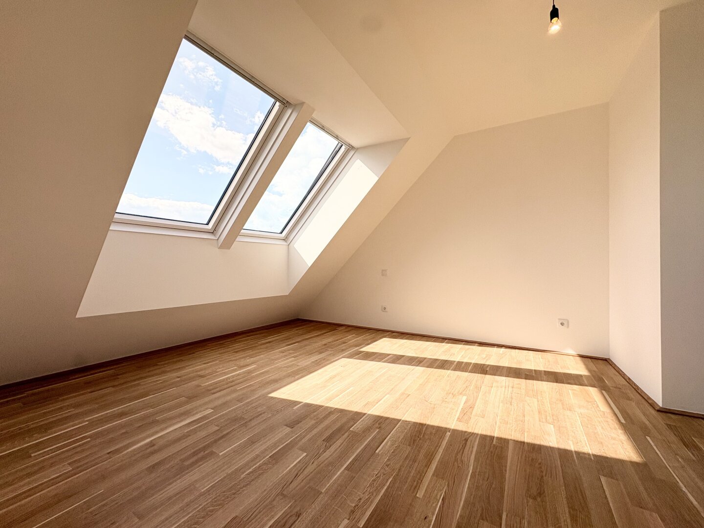 Traumhafte Dachgeschosswohnung mit Terrasse | Erstbezug|
