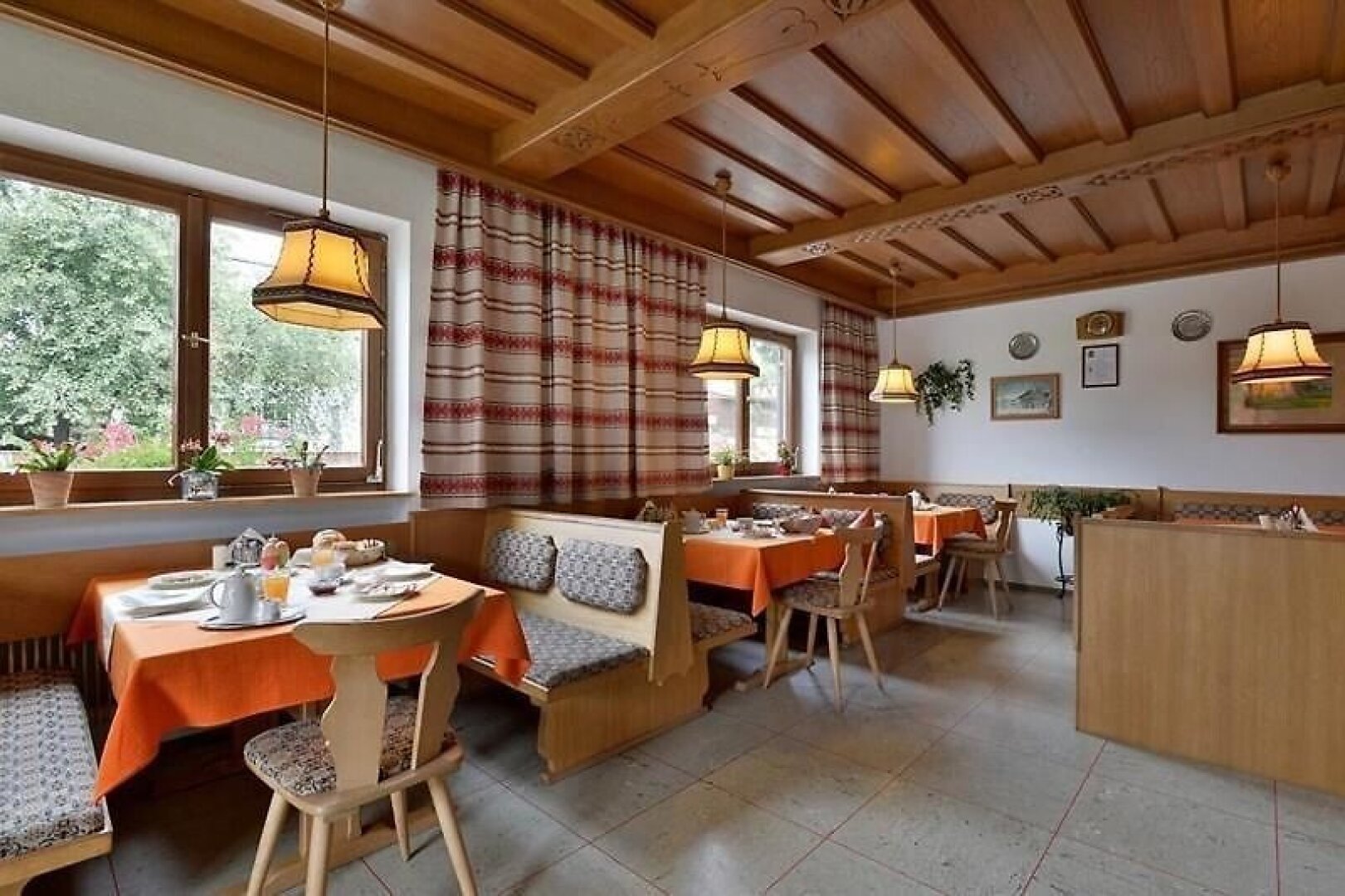 Apartmenthaus mit vielfältigen Möglichkeiten in Oberndorf/Tirol - Perfekt für Investoren!