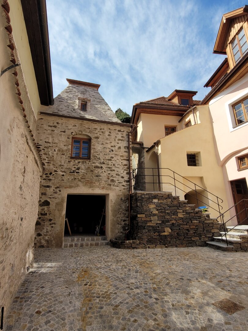 Innenhof mit Aufgang zum Garten
