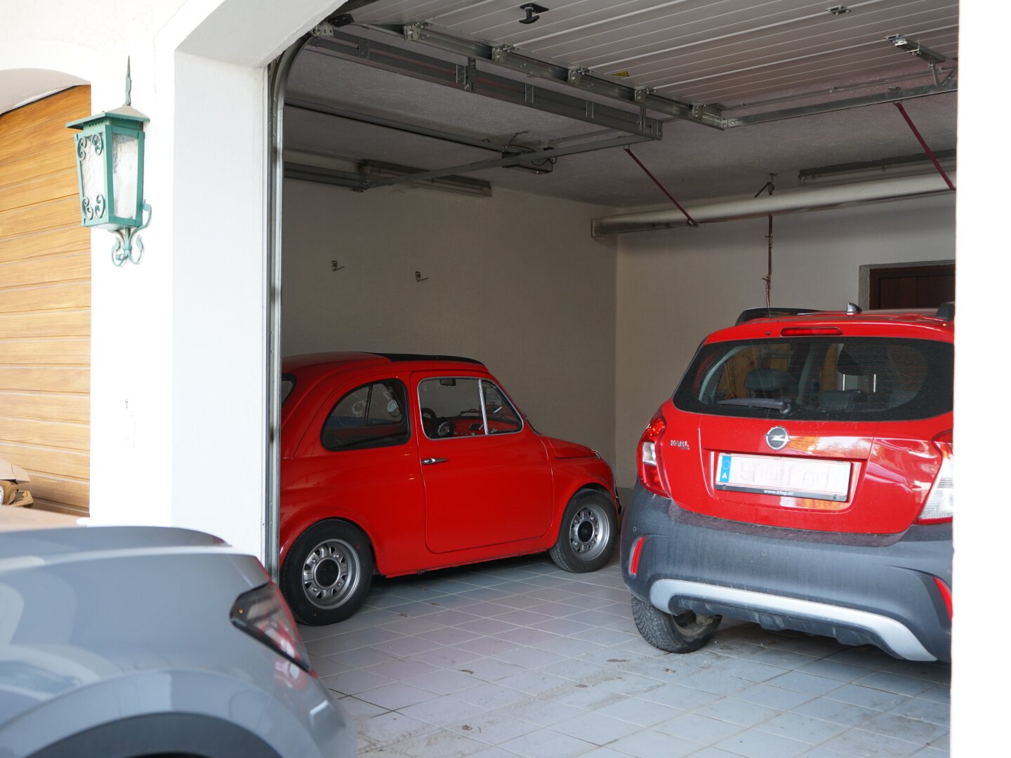 Doppelgarage & zwei überdachte Stellplätze