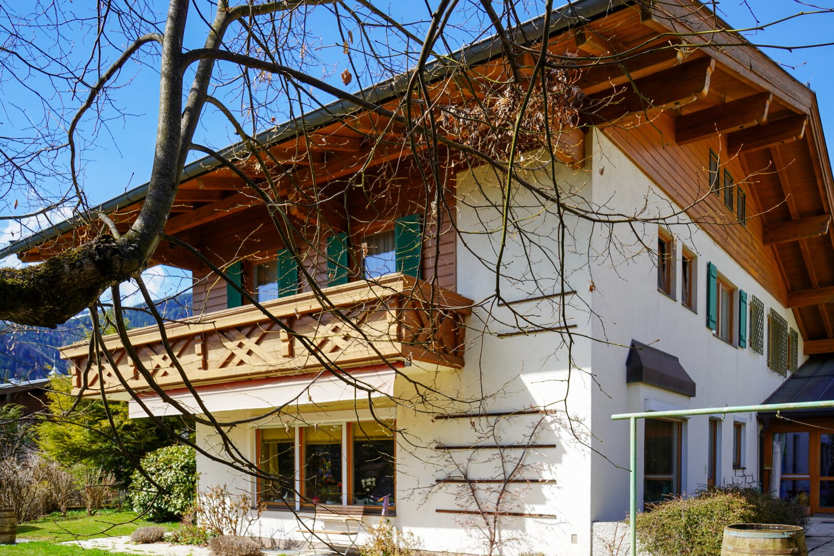 Landhausvilla von Osten aus gesehen