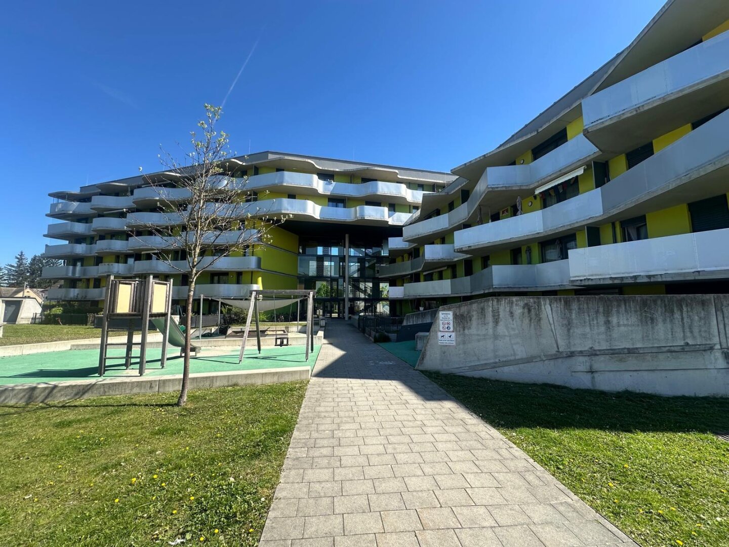 Seltene Gelegenheit: möblierte Wohnung in Toplage mit Balkon & Tiefgarage