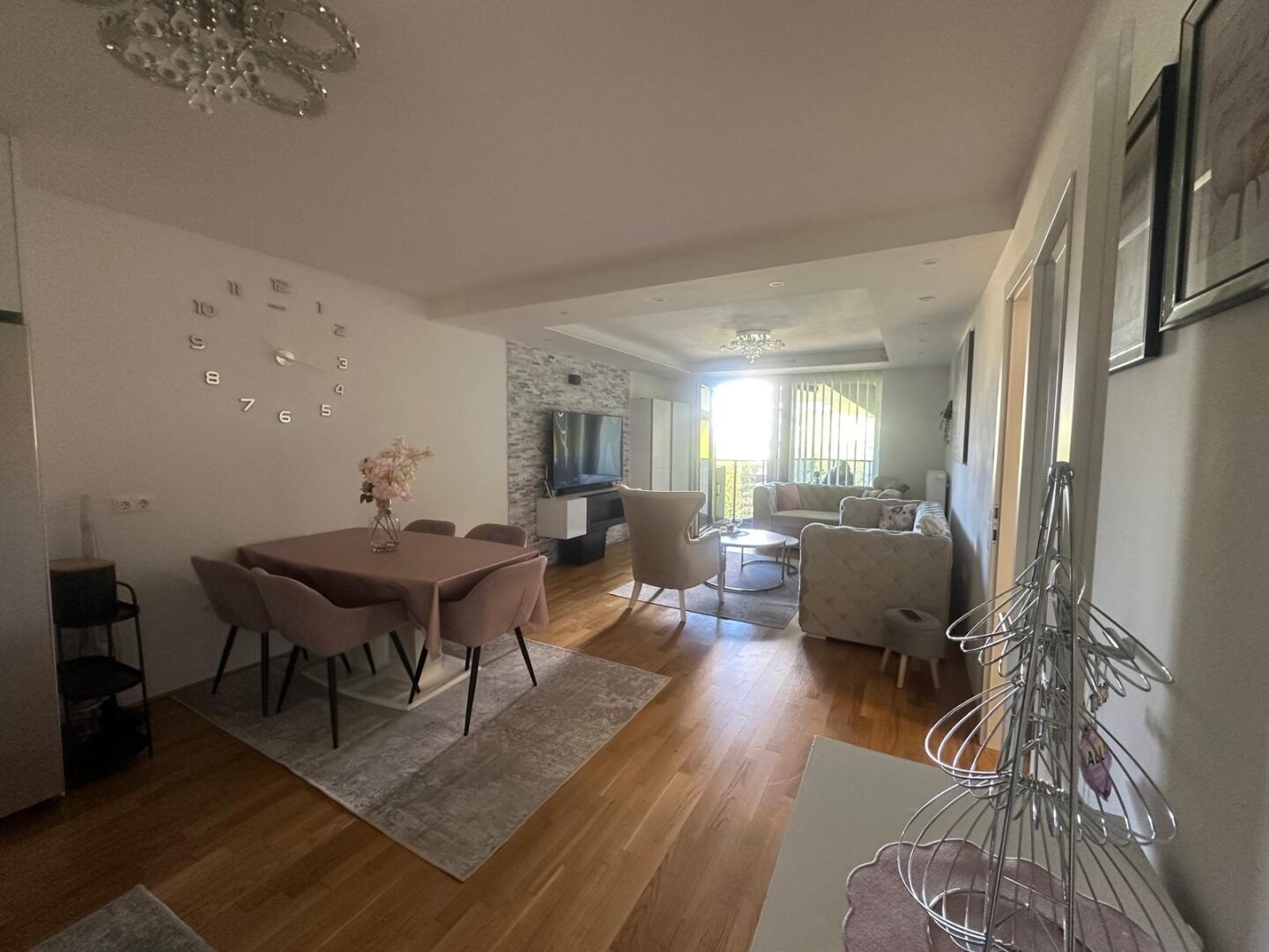 Seltene Gelegenheit: möblierte Wohnung in Toplage mit Balkon & Tiefgarage