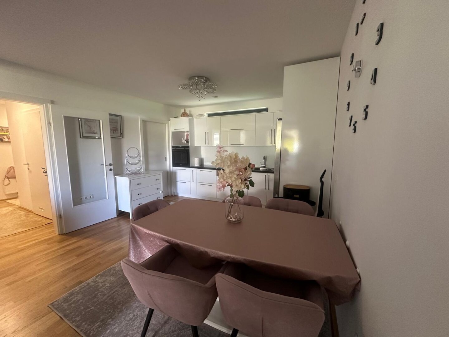 Seltene Gelegenheit: möblierte Wohnung in Toplage mit Balkon & Tiefgarage