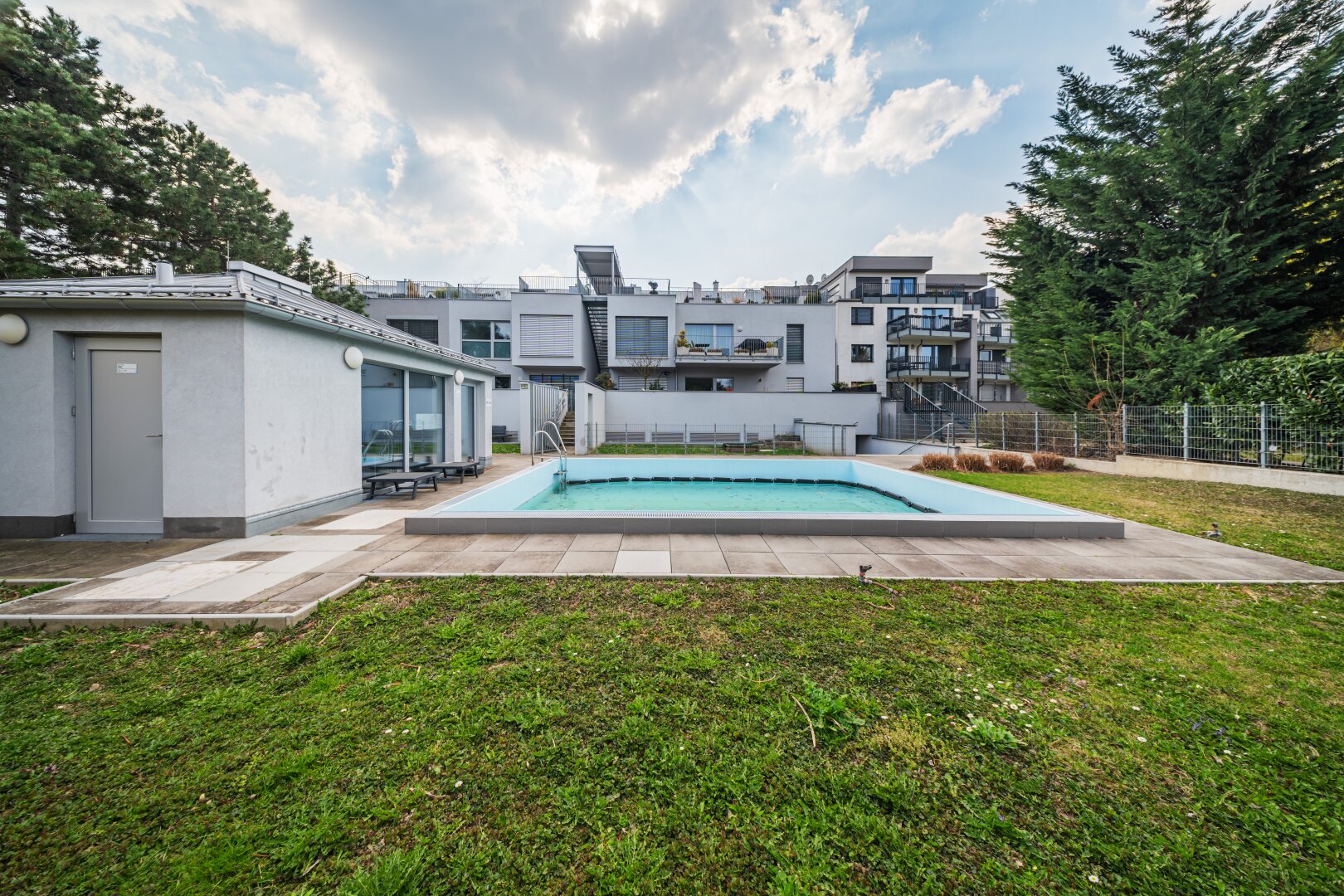 Wohnen mit Pool – 2-Zimmer-Apartment mit Loggia, 5 Minuten zur Alten Donau