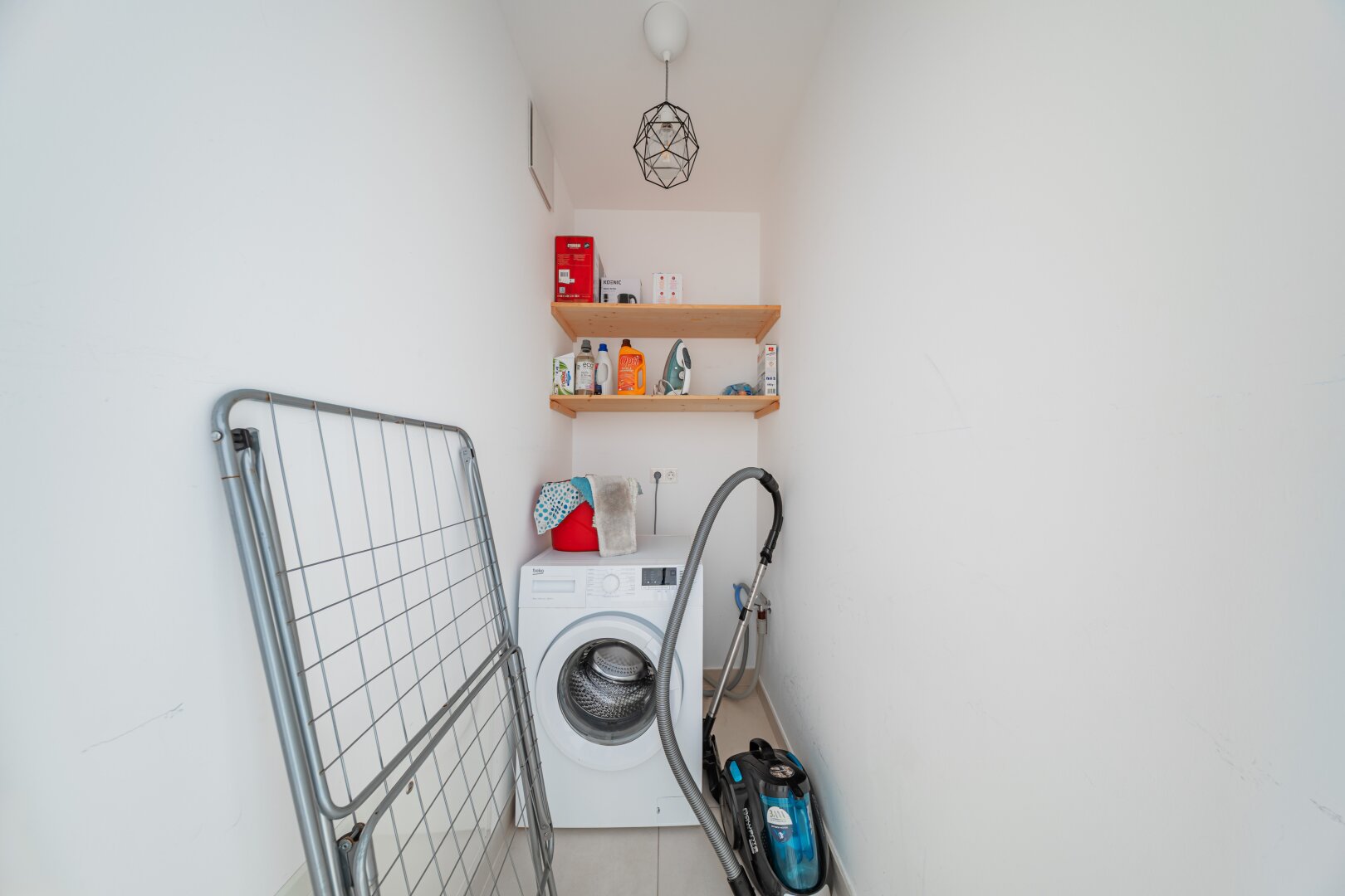 Wohnen mit Pool – 2-Zimmer-Apartment mit Loggia, 5 Minuten zur Alten Donau