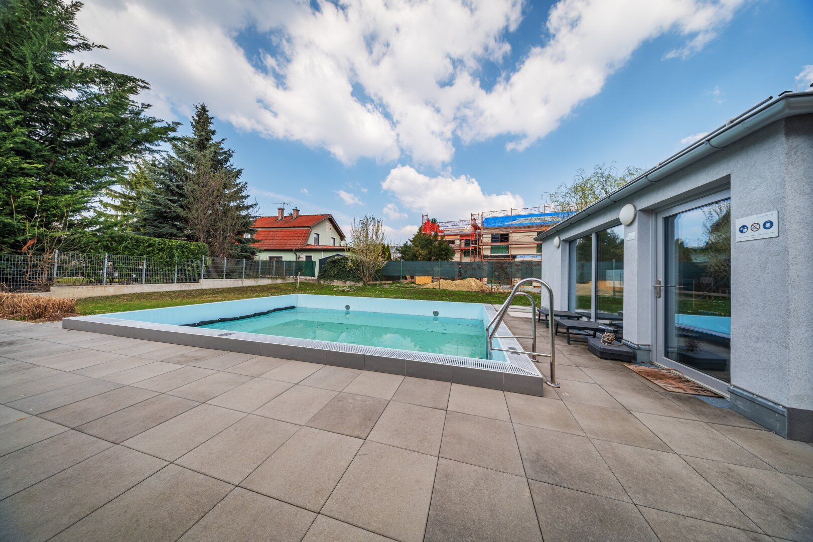 Wohnen mit Pool – 2-Zimmer-Apartment mit Loggia, 5 Minuten zur Alten Donau